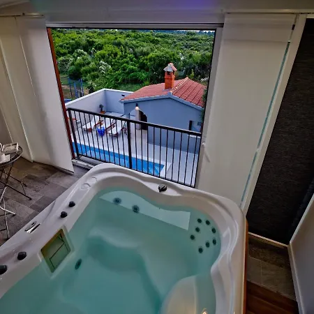 Superior 4 Antea With Pool Jacuzzi, Villa