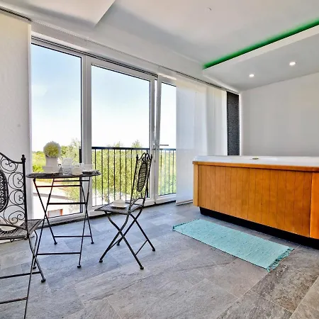 Superior 4 Antea With Pool Jacuzzi, Villa